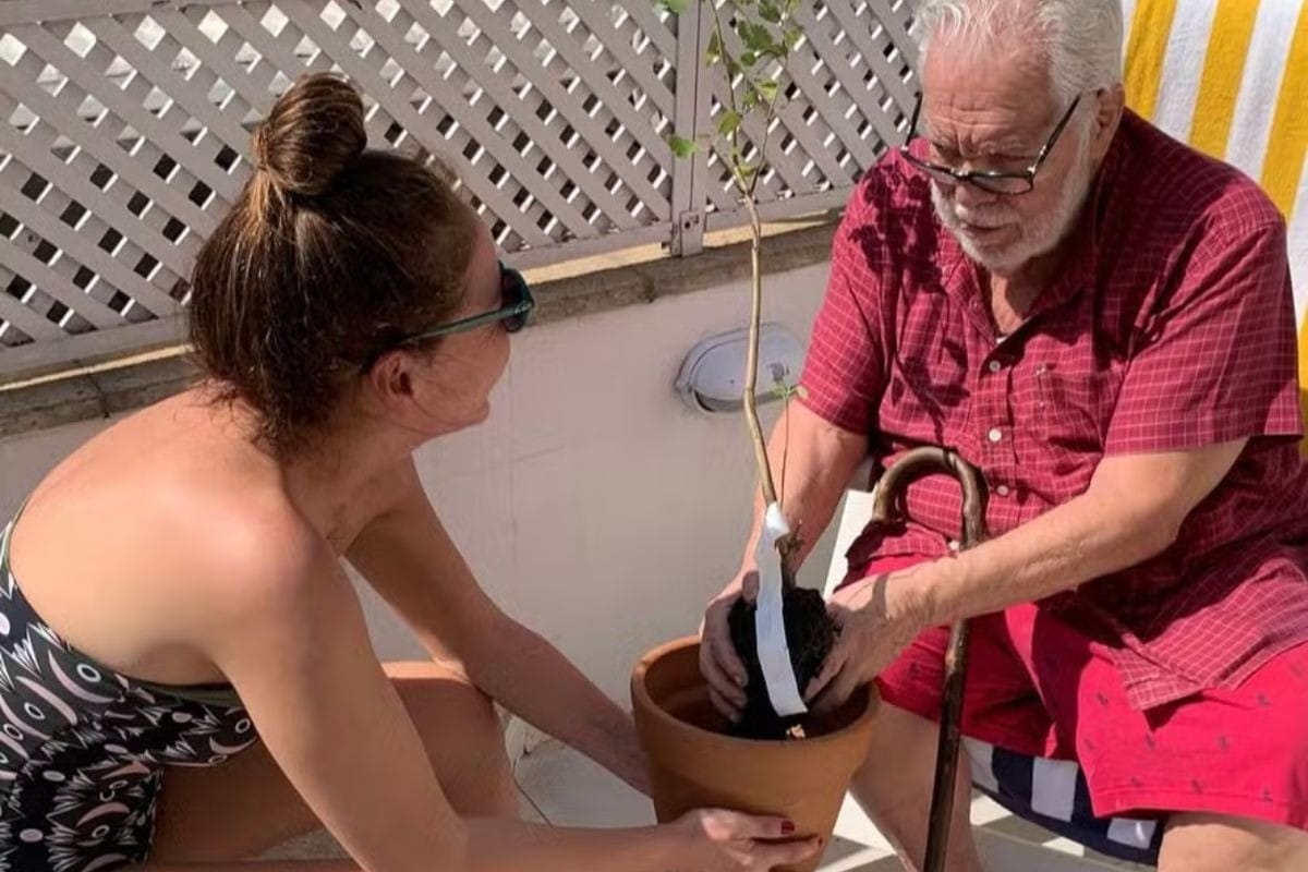 Recluso, Manoel Carlos reaparece em foto publicada pela filha