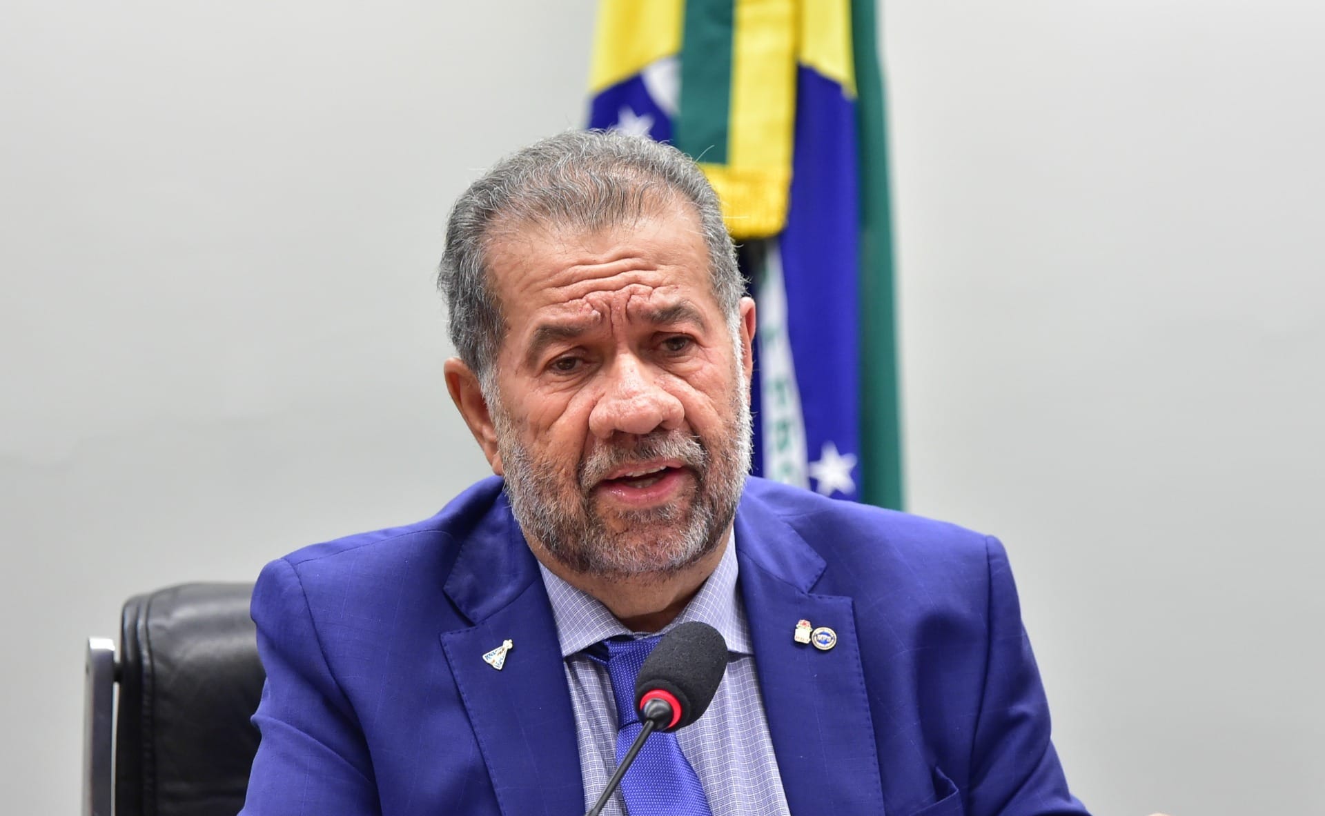 Sheila Magalhães: Lula ficará de mãos dadas a um ministro omisso ou a aposentados roubados?