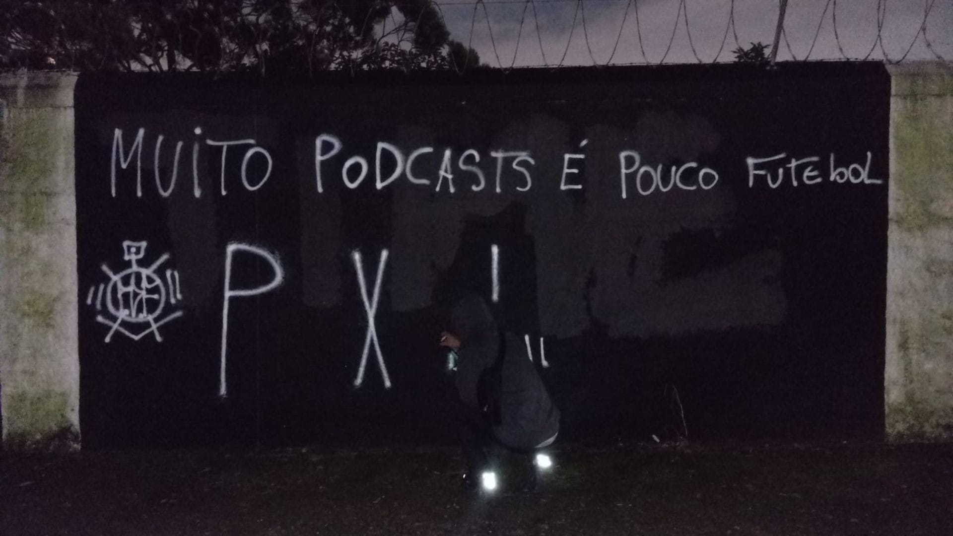Corinthians tem muros pichados contra Augusto Melo: 'Muito podcast e pouco futebol'
