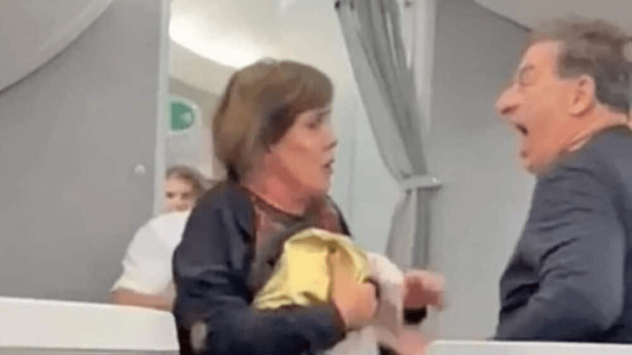 Passageiros são expulsos de avião depois de mulher tentar invadir cabine do piloto
