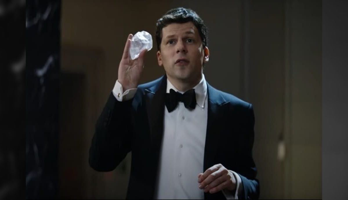Jesse Eisenberg recruta jovens mágicos em trailer de 'Truque de Mestre 3'