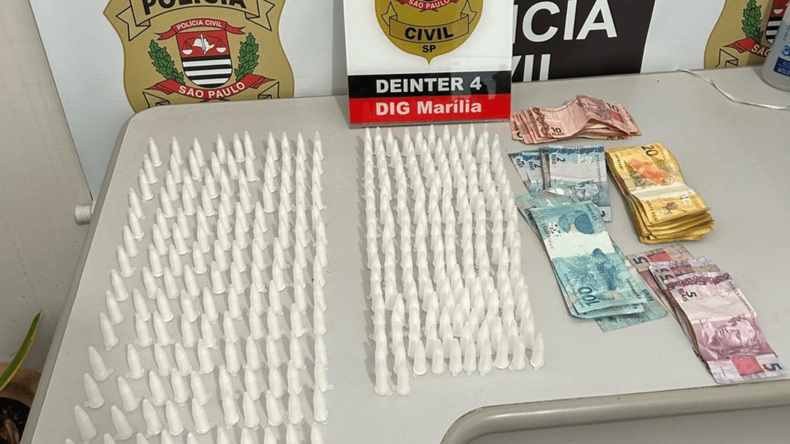 Homem é preso com 362 pinos recheados com cocaína e R$ 1,3 mil em dinheiro