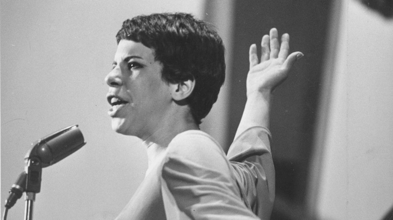 Nana Caymmi durante apresentação no Terceiro Festival de Música Popular Brasileira, em 1967 (Estadão Conteúdo)