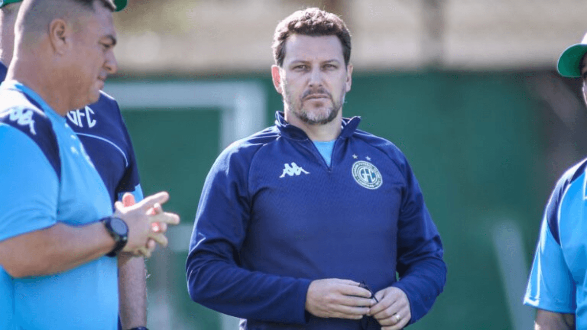 Elano rescinde com o Guarani e vai assumir base do Santos; veja detalhes