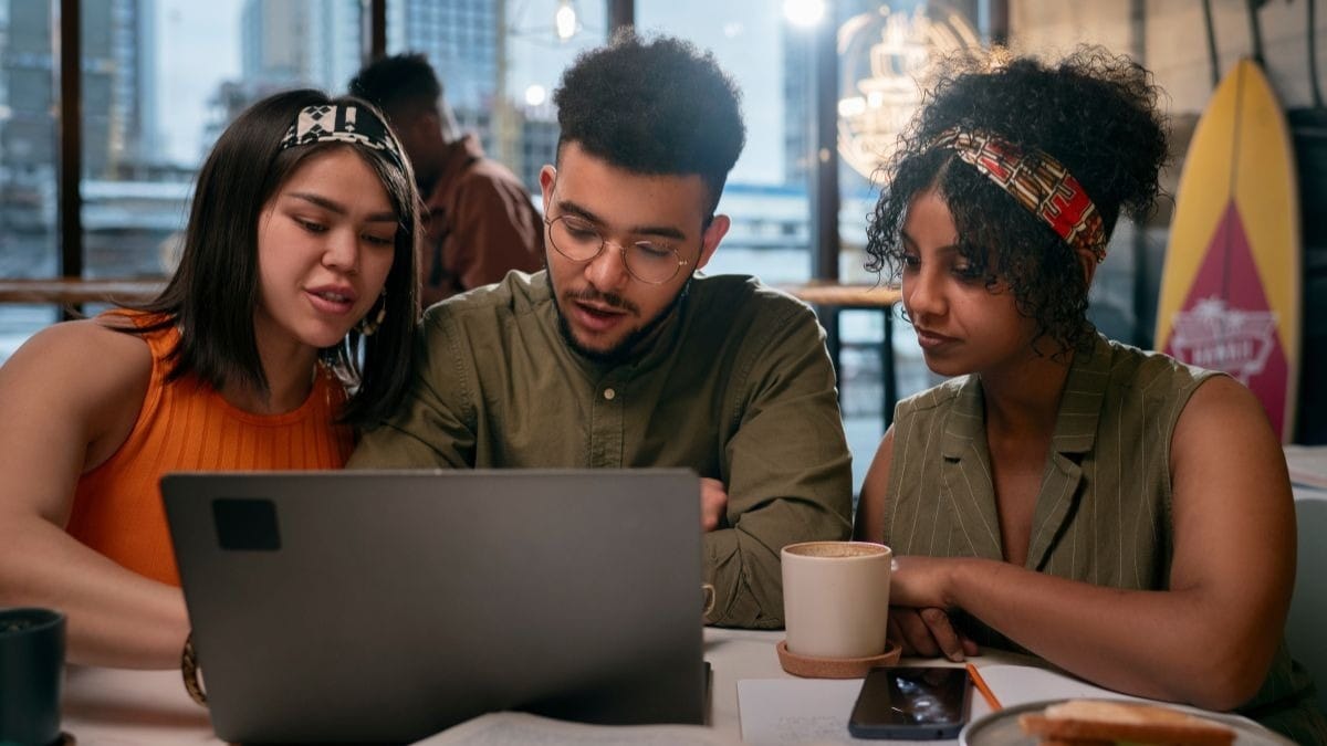 Geração Z vive críticas por rejeitar Word e Excel, mas não se submete a qualquer trabalho