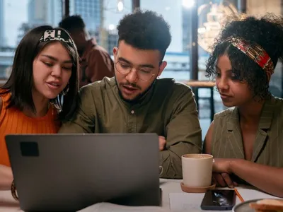 Geração Z vive críticas por rejeitar Word e Excel, mas não se submete a qualquer trabalho