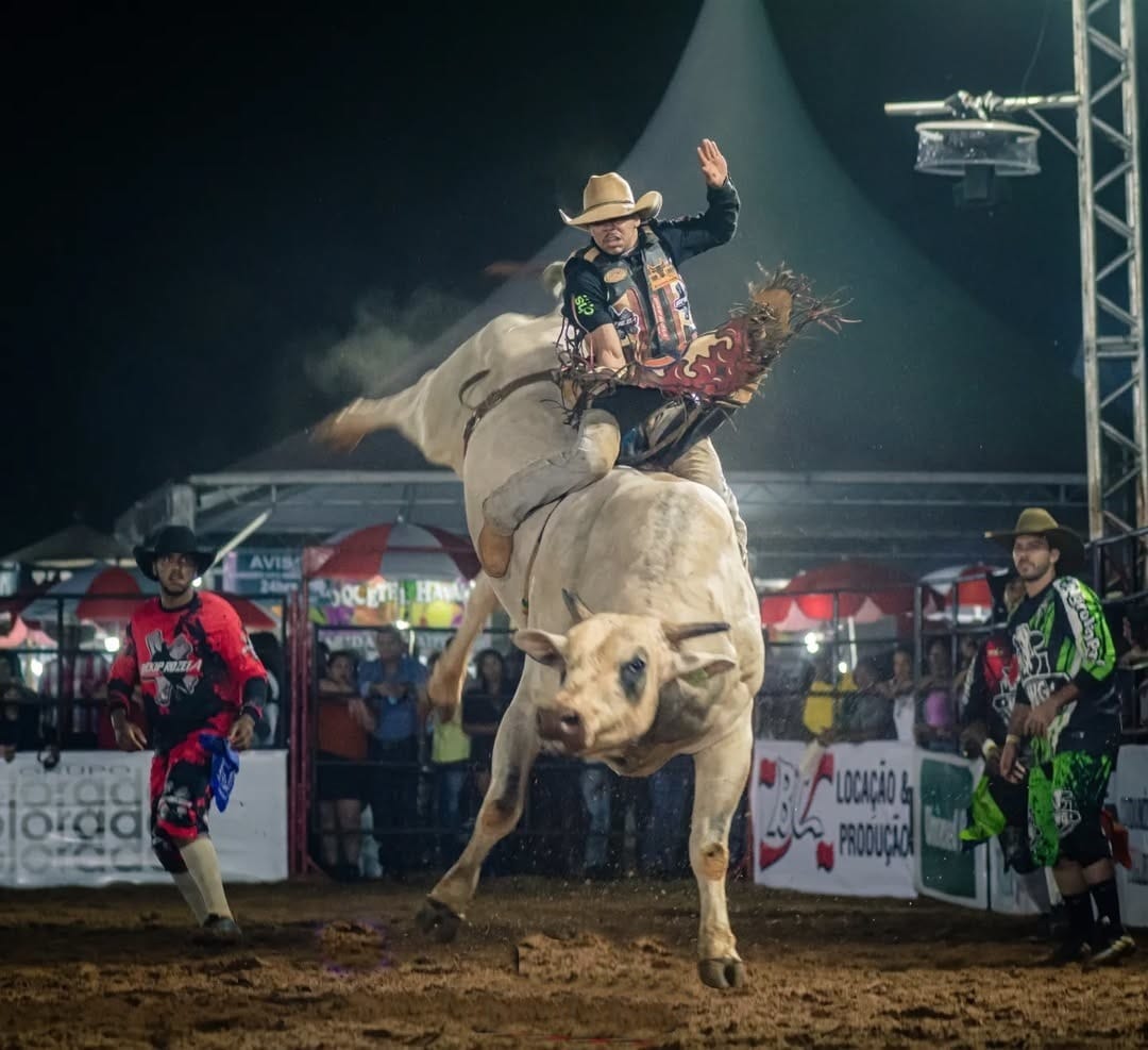 Campeão mundial de rodeios participa do Desafio do Bem no Votu International Rodeo