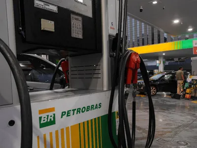 Apesar de corte da Petrobras para distribuidoras, gasolina sobe na bomba