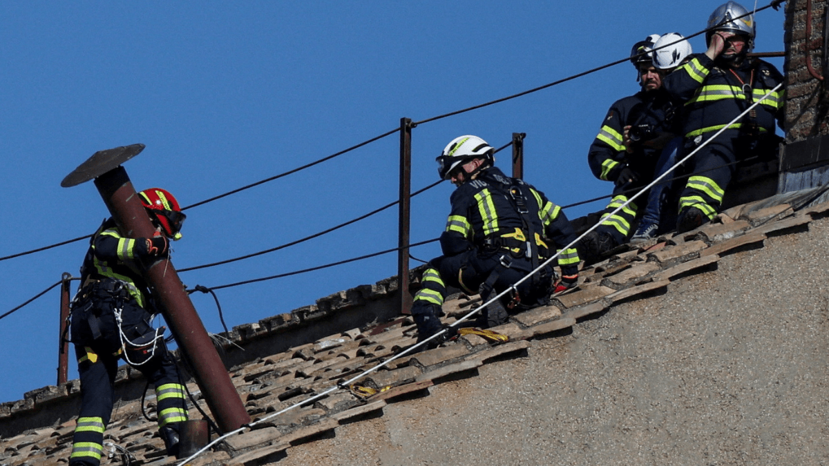 Conclave: chaminé que anunciará novo papa é instalada na Capela Sistina