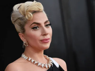 Lady Gaga deixa recado em livro histórico do Copacabana Palace; veja o que a cantora escreveu