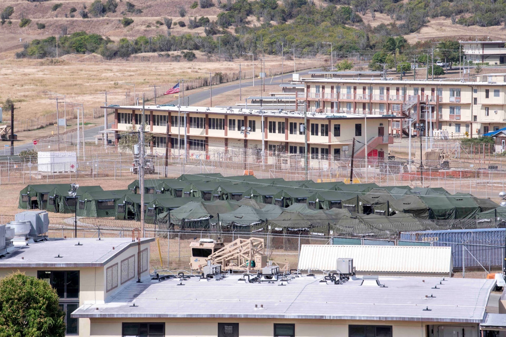 Trans brasileira é presa em ala masculina de Guantánamo após ser detida pela imigração dos EUA