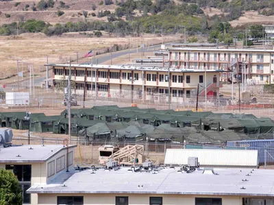 Trans brasileira é presa em ala masculina de Guantánamo após ser detida pela imigração dos EUA
