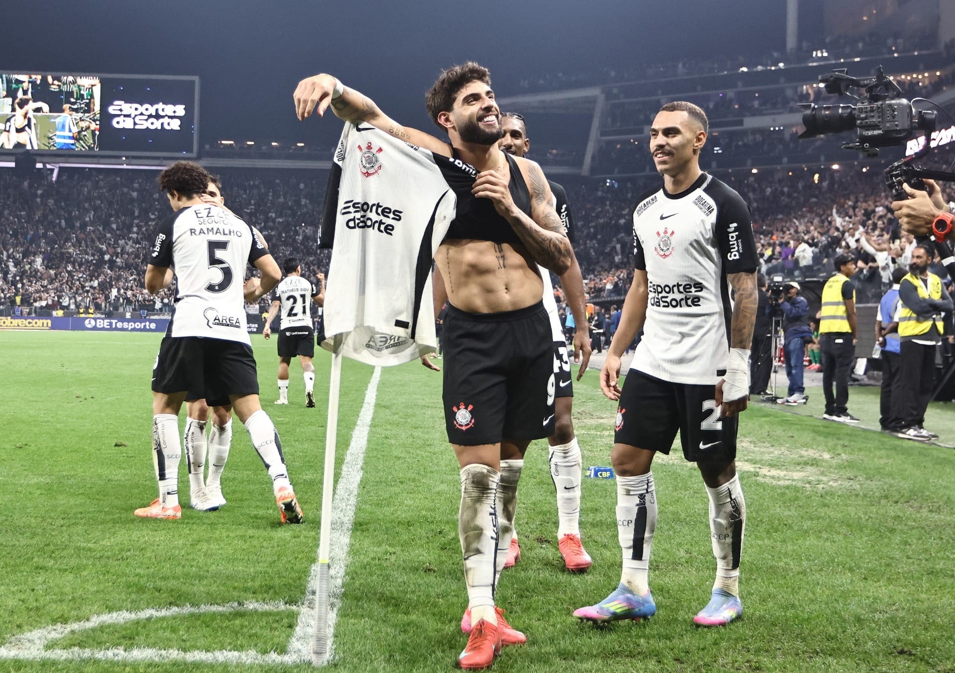 Corinthians sofre com o VAR, mas vence o Inter de virada com hat-trick de Yuri Alberto