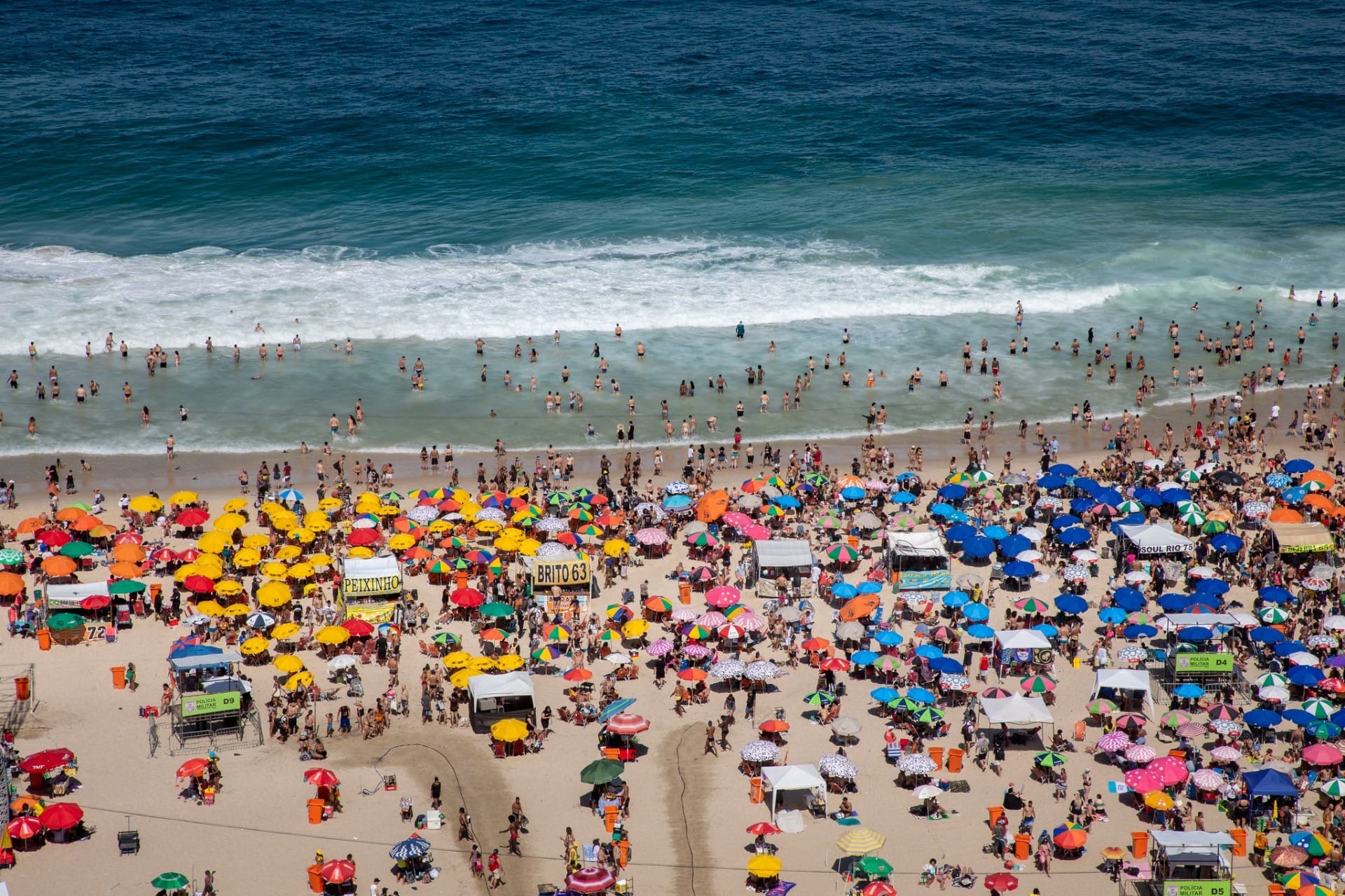 Mulher morre e homem desaparece em dia com 350 salvamentos no mar do Rio