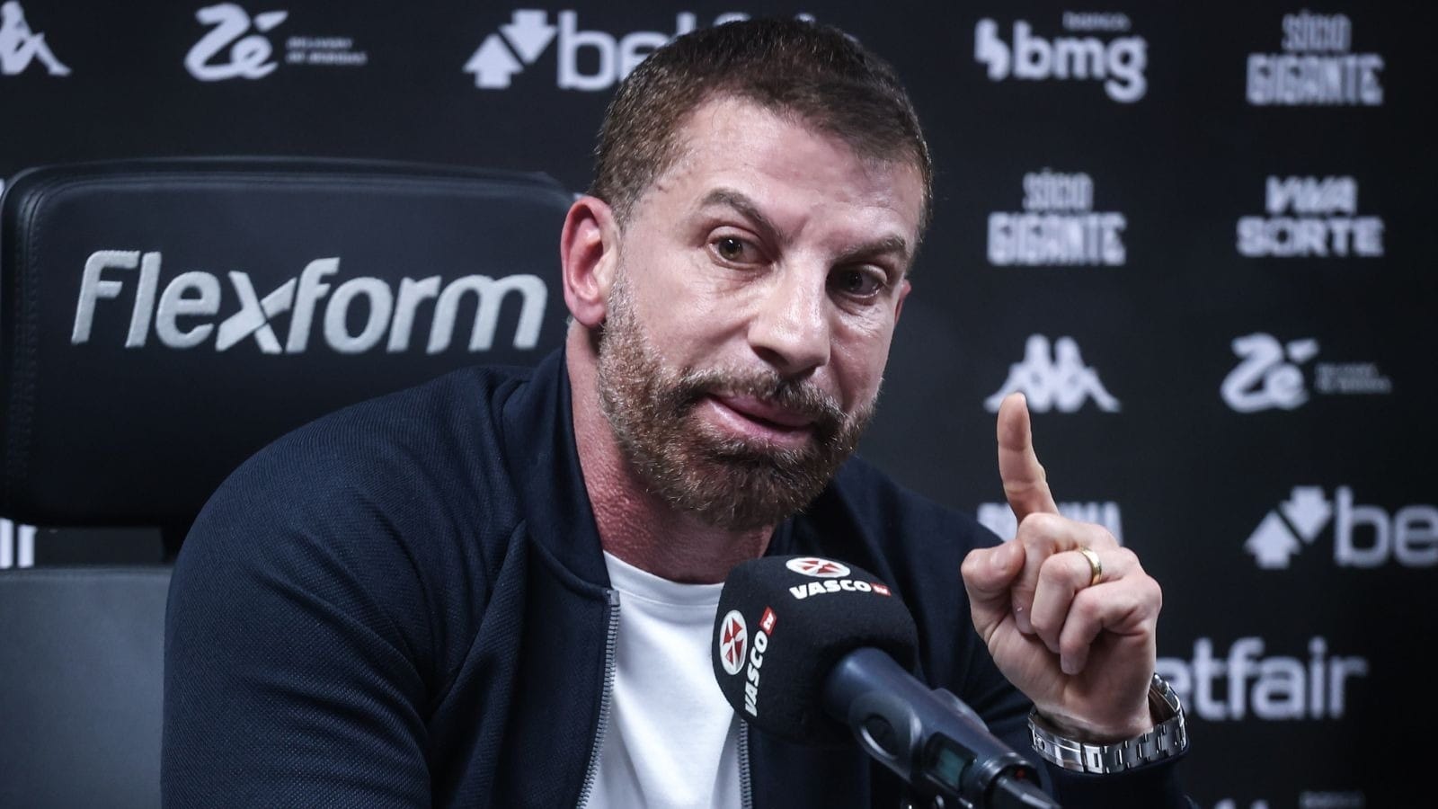 Pedrinho revela que Vasco tinha "gato" de luz e diz que não prometeu "nível Real Madrid"