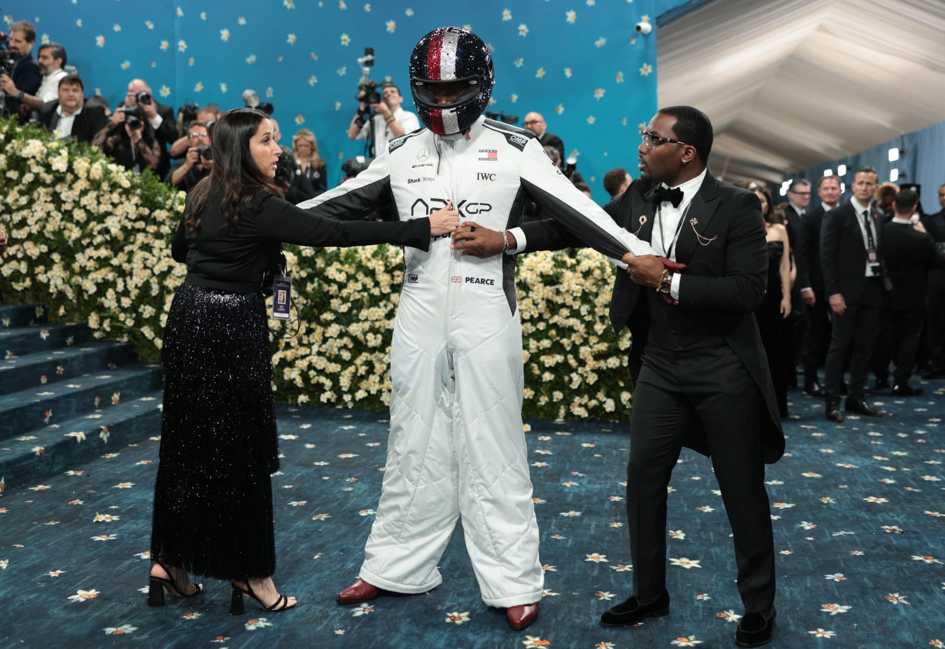 Ator vai ao MET Gala vestido de piloto e "rasga" roupa para divulgar filme