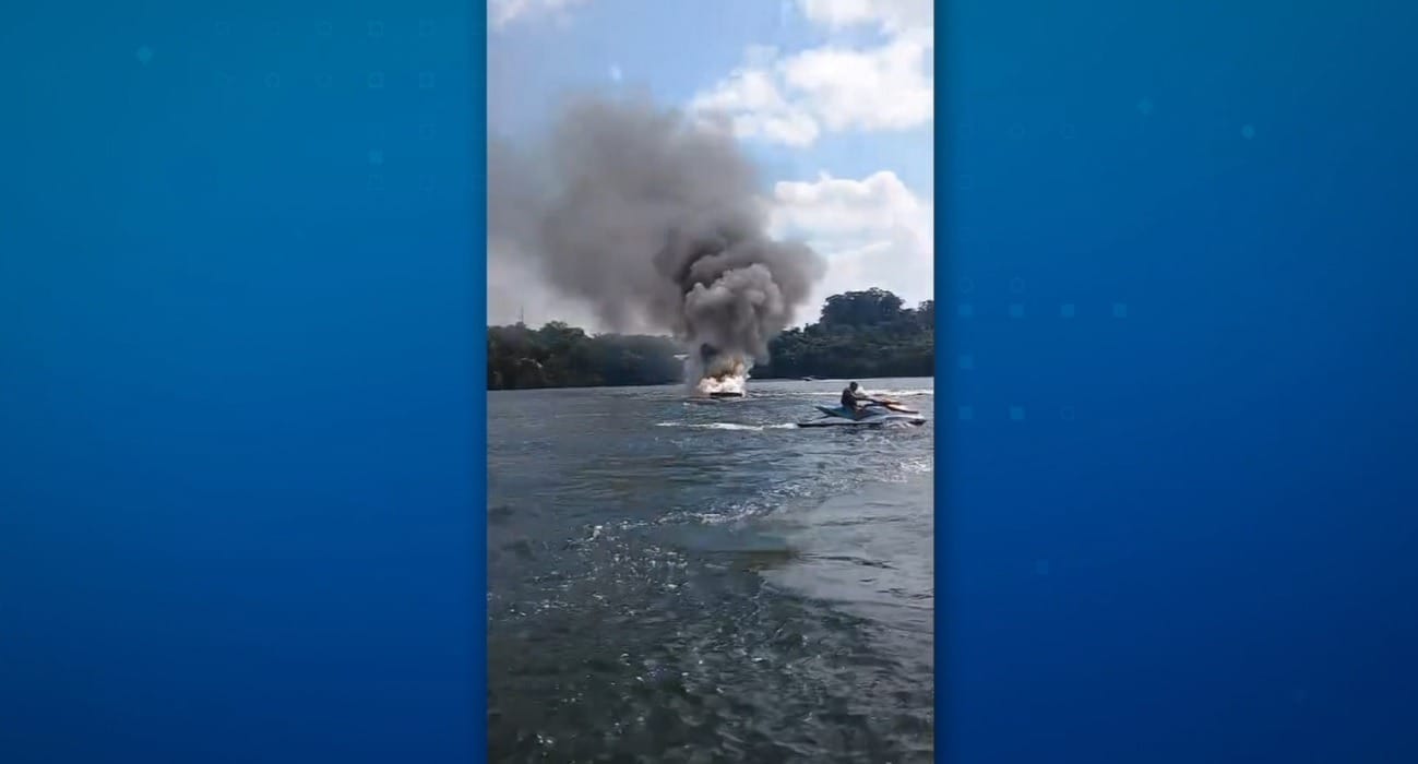Lancha com quatro passageiros pega fogo na Represa Guarapiranga, zona sul de SP