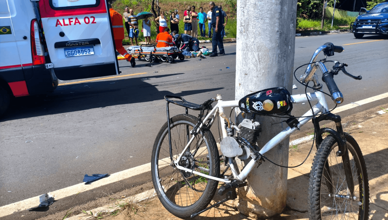 Colisão entre moto e bicicleta motorizada deixa adolescente ferido e idoso em estado grave