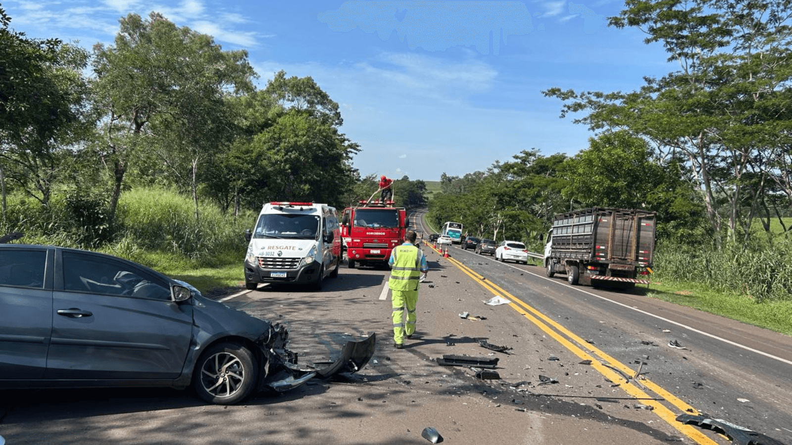 Idoso de 77 anos morre após carro bater de frente com ônibus em Flórida Paulista