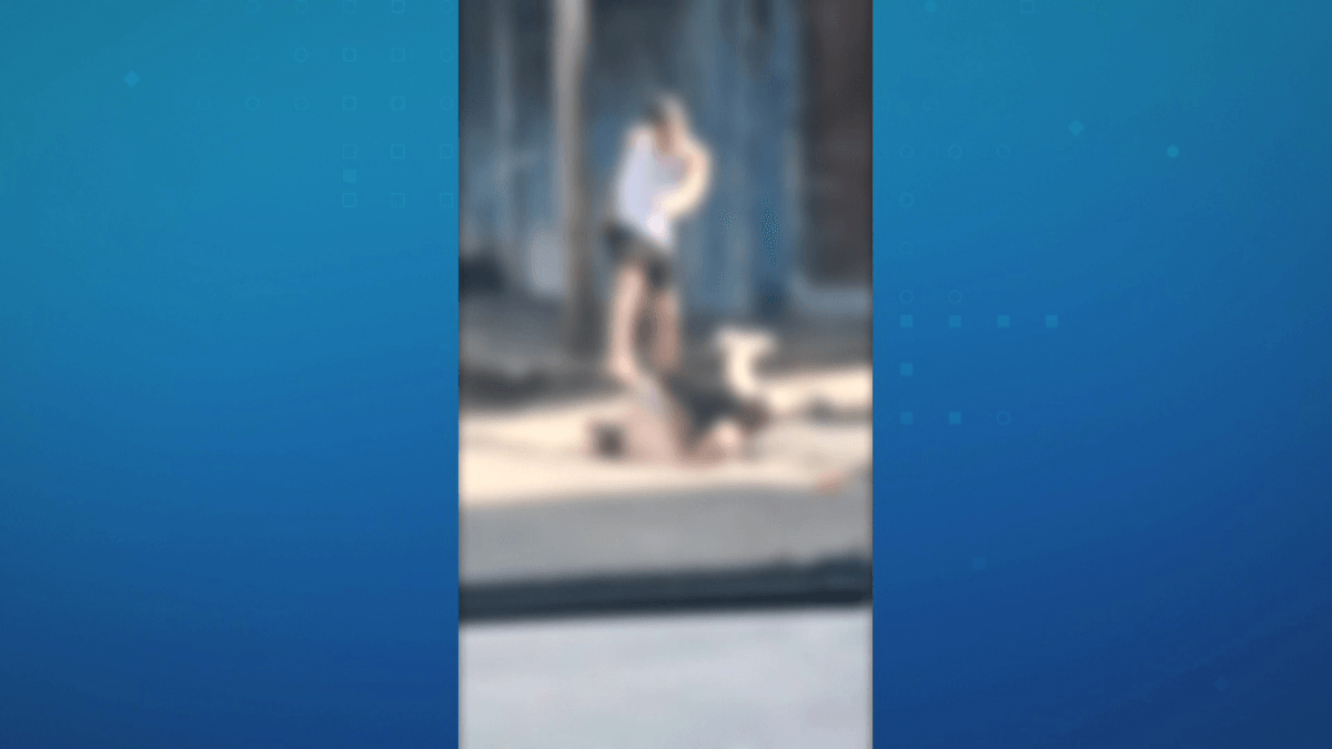 Vídeo: homem é agredido após ficar preso em bueiro em Manaus (AM)