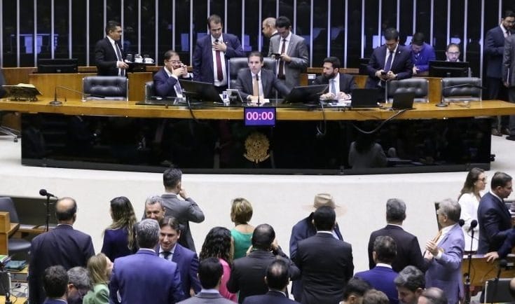 Câmara enfrenta STF e barra ação contra Ramagem, Bolsonaro e 32 acusados de golpe