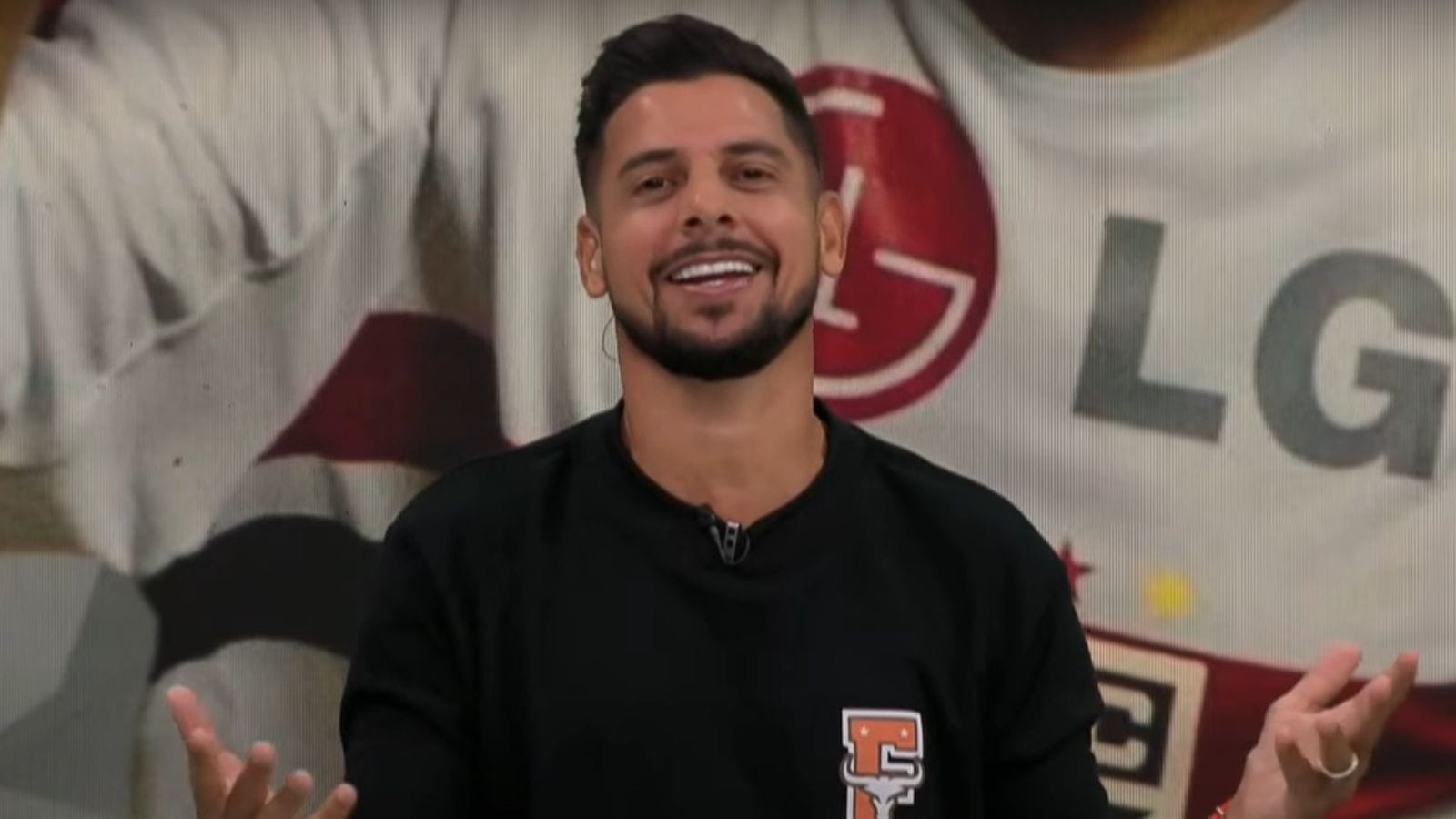 Cicinho provoca Corinthians após empate na Sul-Americana: "Só falar em espanhol que trava"