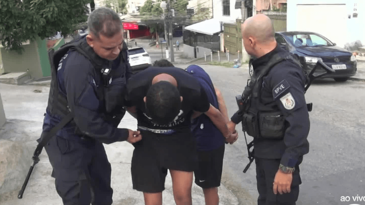 Mulher ao ver filho preso após assalto no RJ: ‘É esse o presente que me deu no Dia das Mães?’