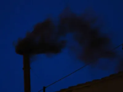 Chaminé sai fumaça preta em primeiro dia de Conclave