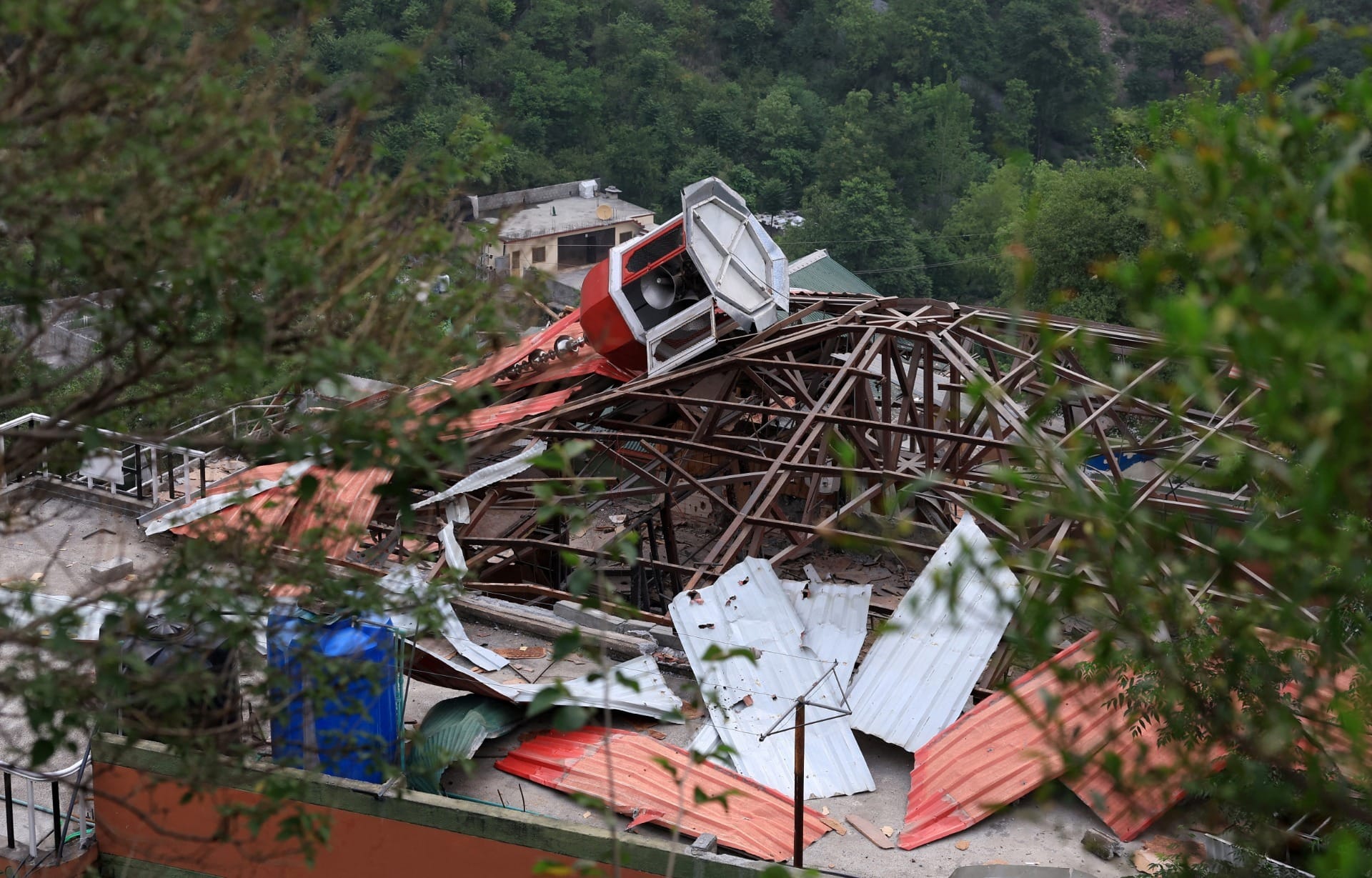Telhado destruído da Mesquita Bilal é visto após ser atingido por um ataque indiano em Muzaffarabad, capital da Caxemira | Foto: Akhtar Somroo/Reuters