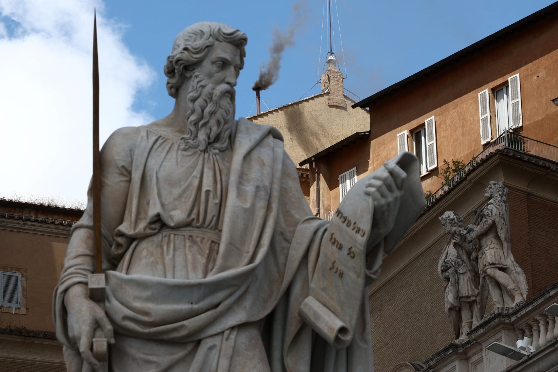 Conclave: terceira votação para escolha do novo papa termina em fumaça preta