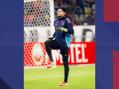 Carro do goleiro Rossi do Flamengo é alvo de disparos após desembarque no Rio de Janeiro