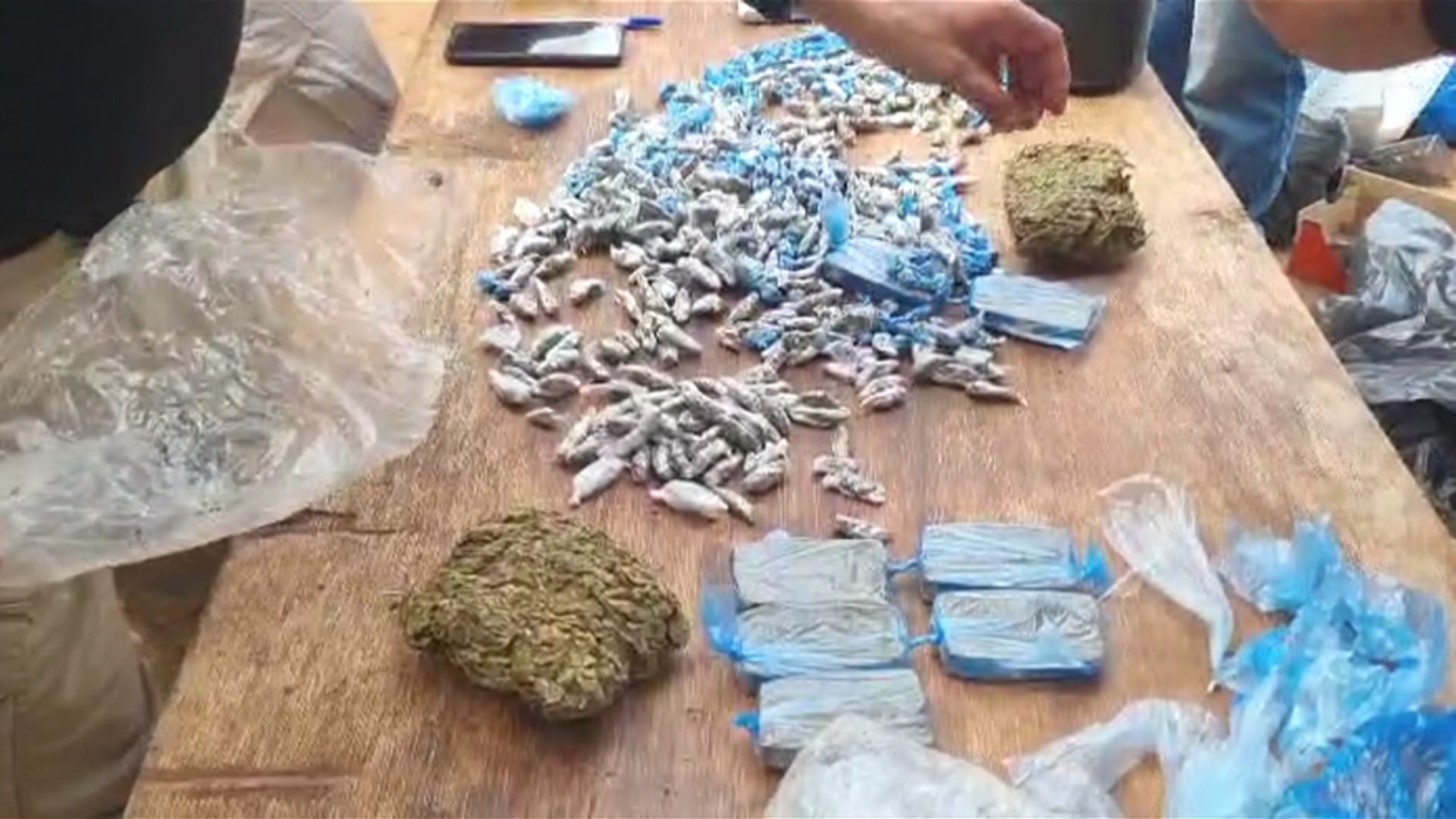Polícia do Paraguai apreende facas, celulares e drogas do PCC dentro de presídio
