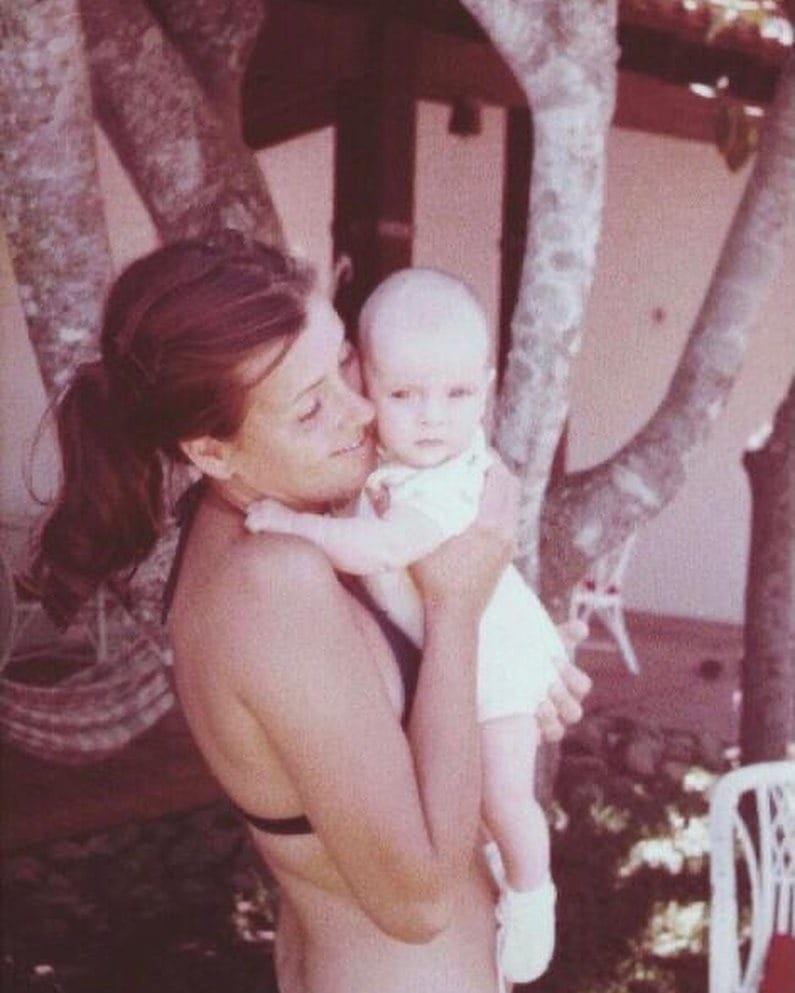 Helena Rizzo bebê sendo segurada por sua mãe, Ivone (Reprodução/Instagram)