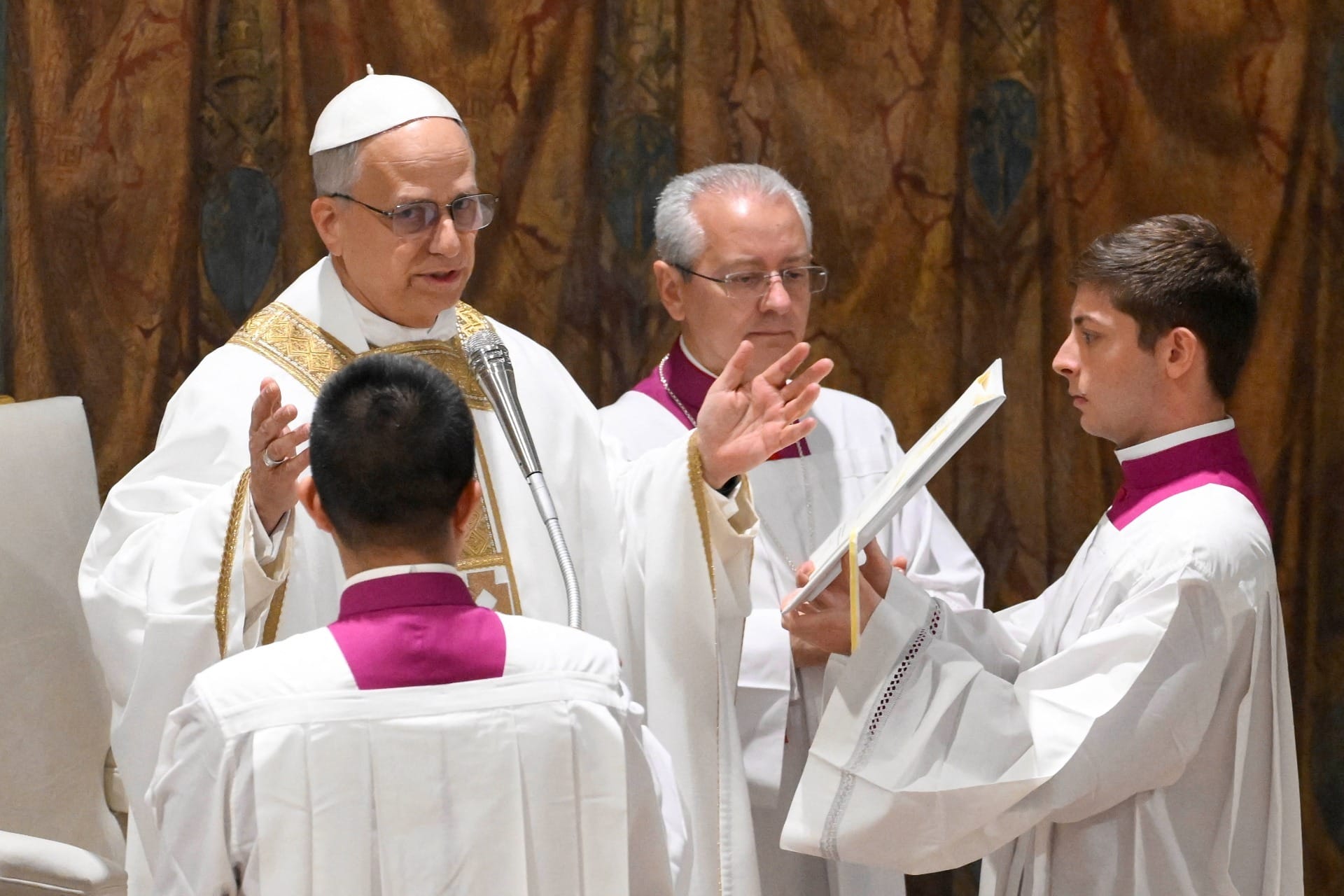 Papa Leão XIV durante homilia na Capela Sistina; missa foi direcionada aos cardeais e marcou o fim do conclave | Foto: Vatican Media/Mario Tomassetti via Reuters