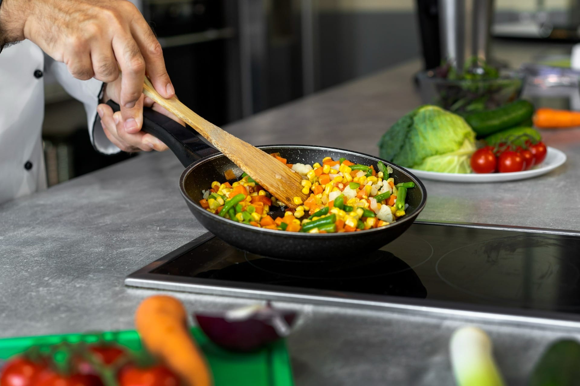 Existem três tipos de funcionamento de um cooktop: por indução, à gás e elétrico. / Foto: Freepik