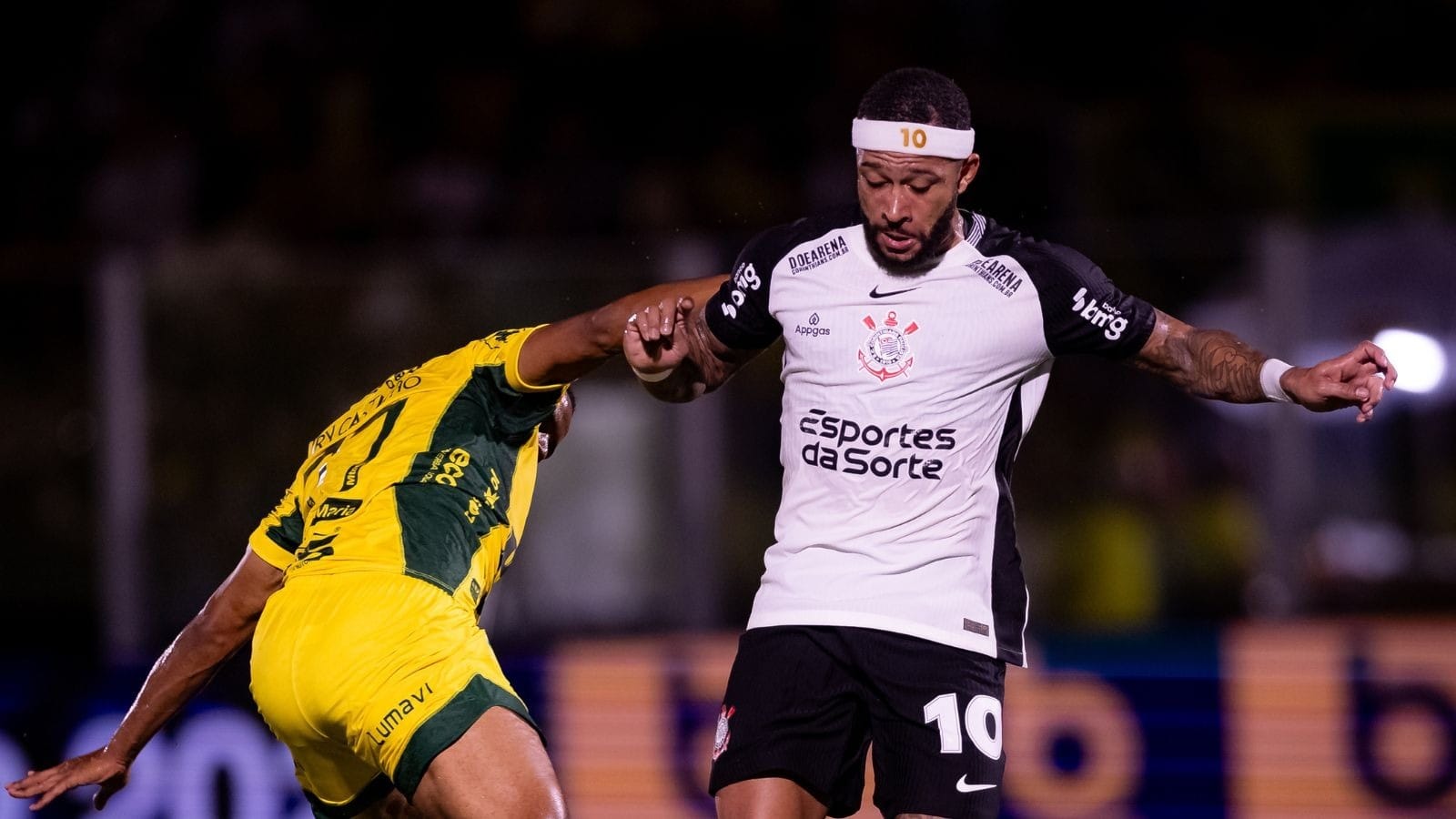 Neto detona atacante do Mirassol que criticou Memphis após pênalti perdido: "Quem é você?"