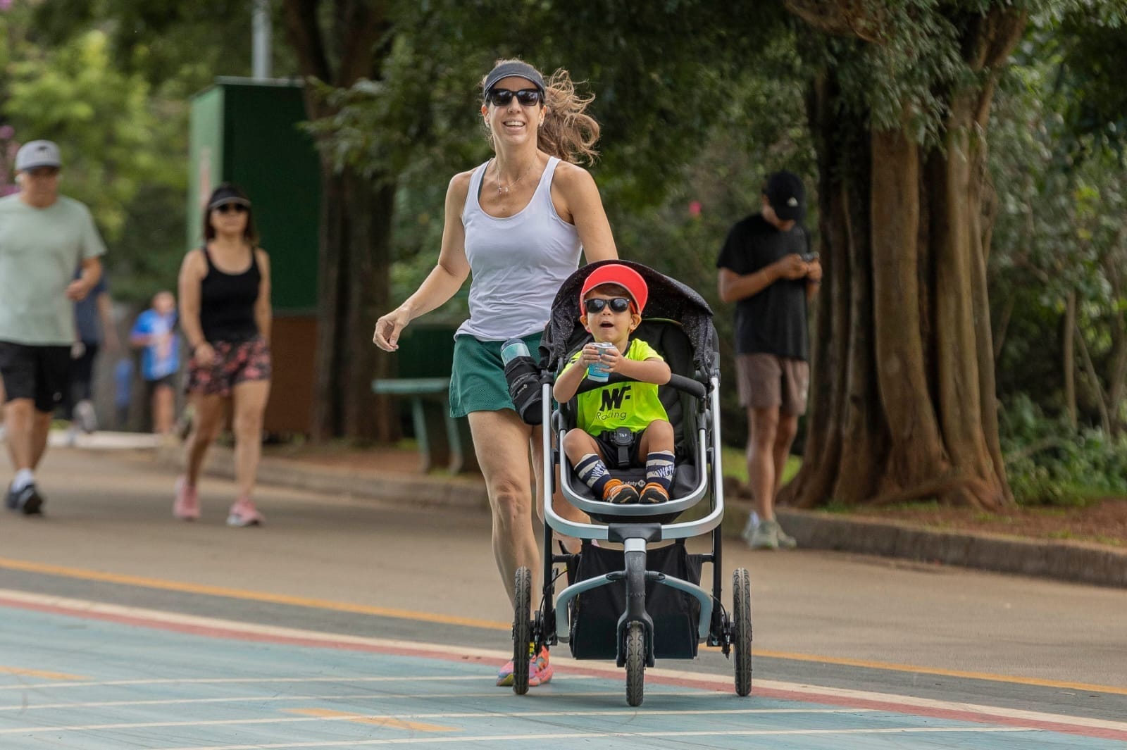Karla Dellanoce Pereira se prepara para a Maratona de Chicago e muitas vezes inclui o filho em seus treinos (foto: Arquivo pessoal)