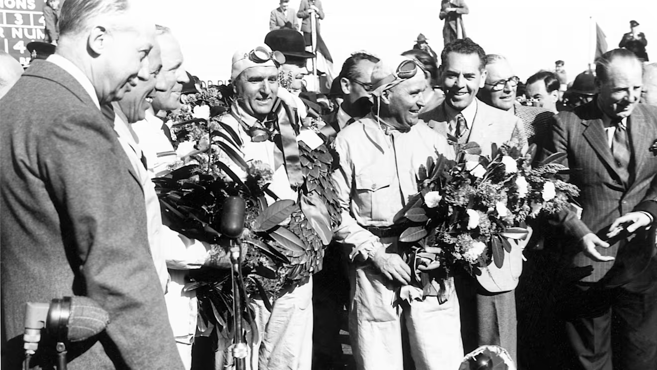 Giuseppe Farina e Luigi Fagioli comemoram o primeiro pódio do Campeonato Mundial