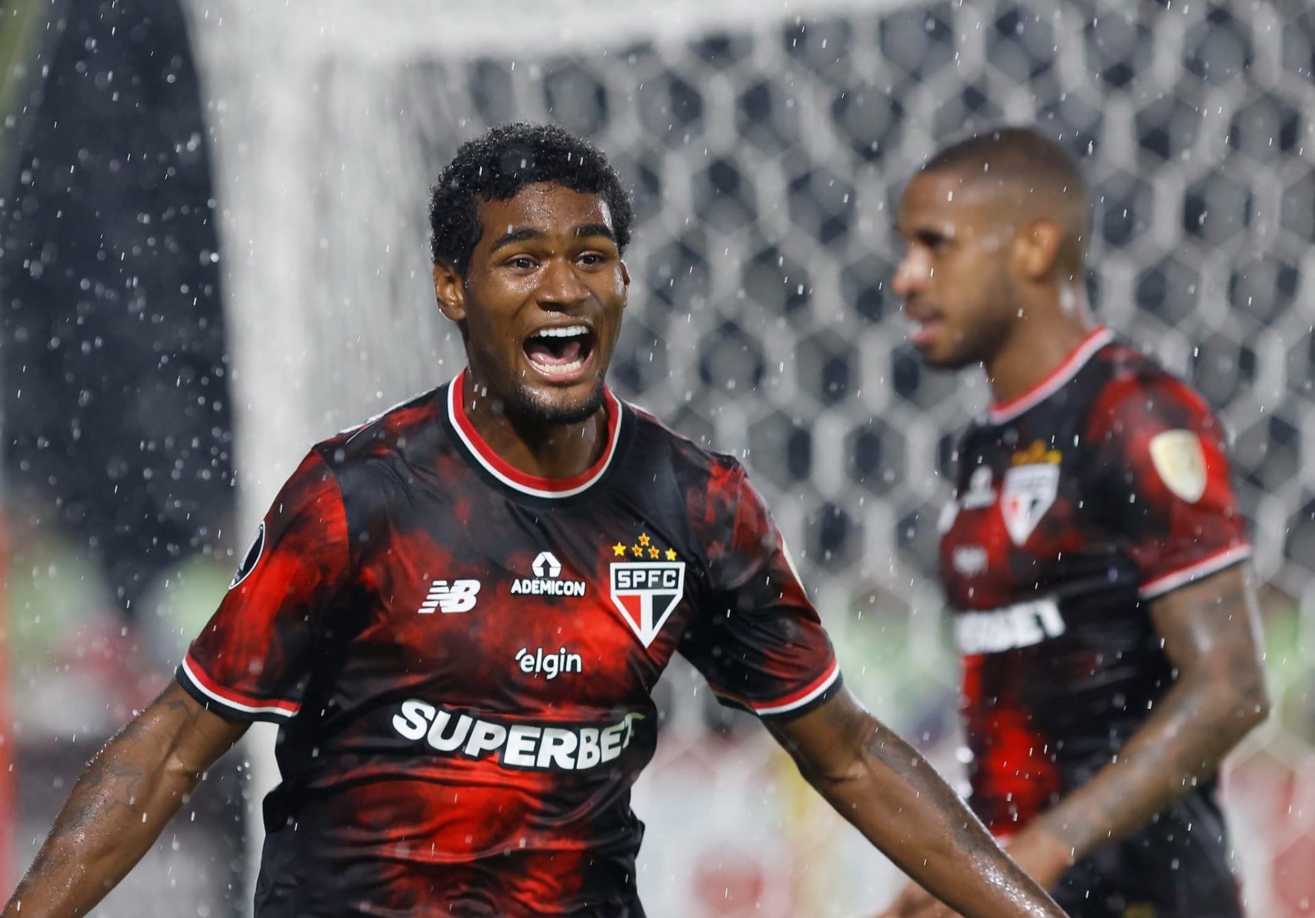São Paulo renova o contrato do atacante Lucas Ferreira