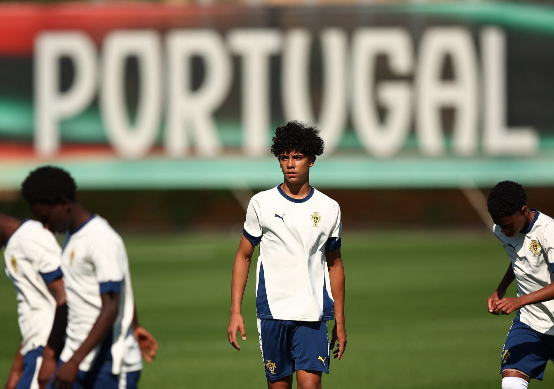Filho de Cristiano Ronaldo estreia na seleção de base de Portugal e ganha aplausos do pai
