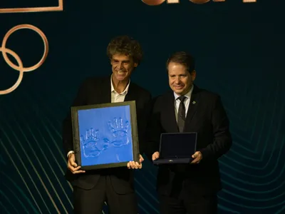 Guga chora ao entrar para o Hall da Fama do COB e homenageia atletas paralímpicos