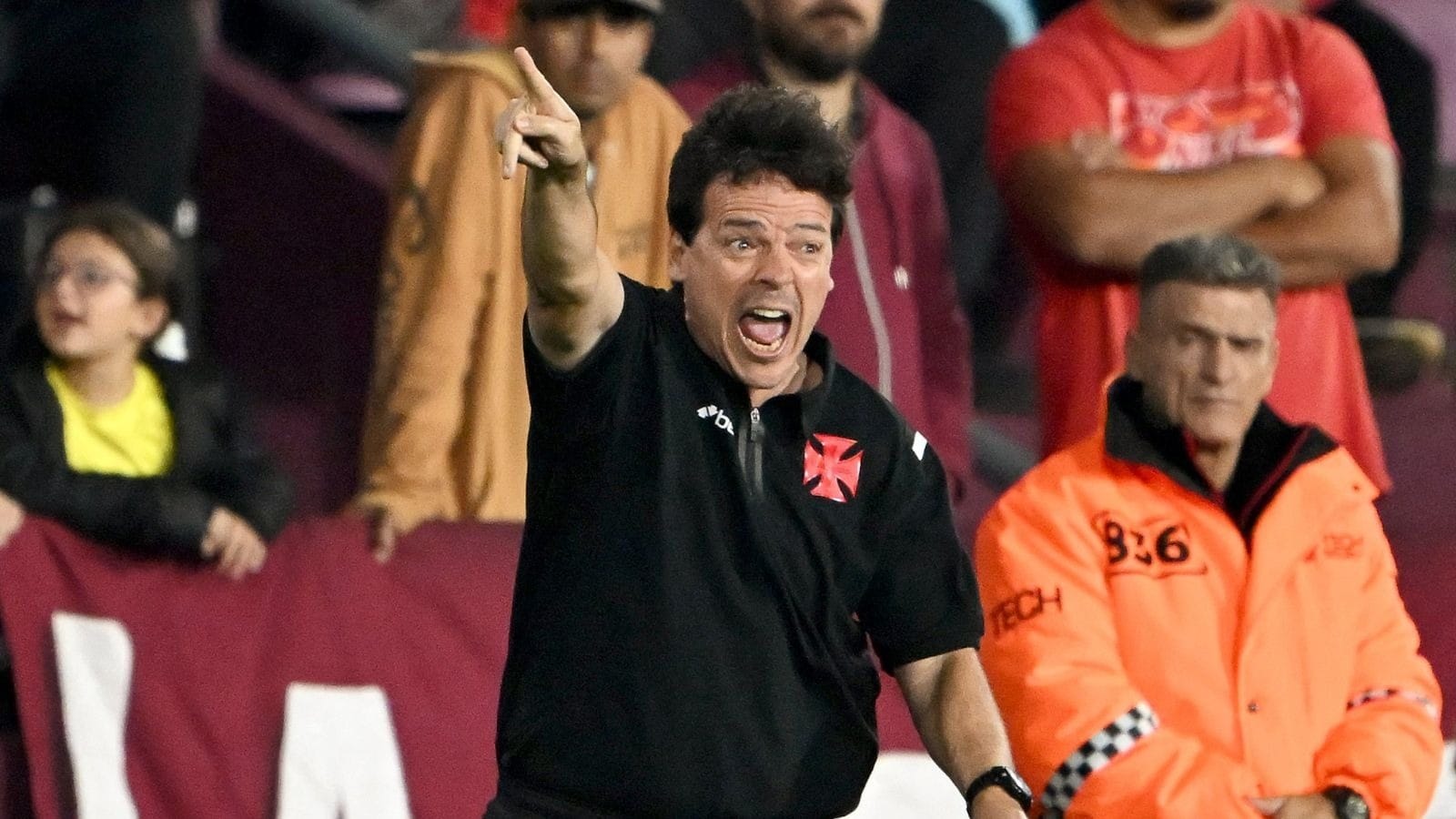 Diniz cita Manchester United e diz que jogadores do Vasco precisam “aprender a ser grandes”