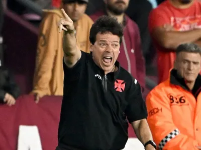 Diniz cita Manchester United e diz que jogadores do Vasco precisam “aprender a ser grandes”