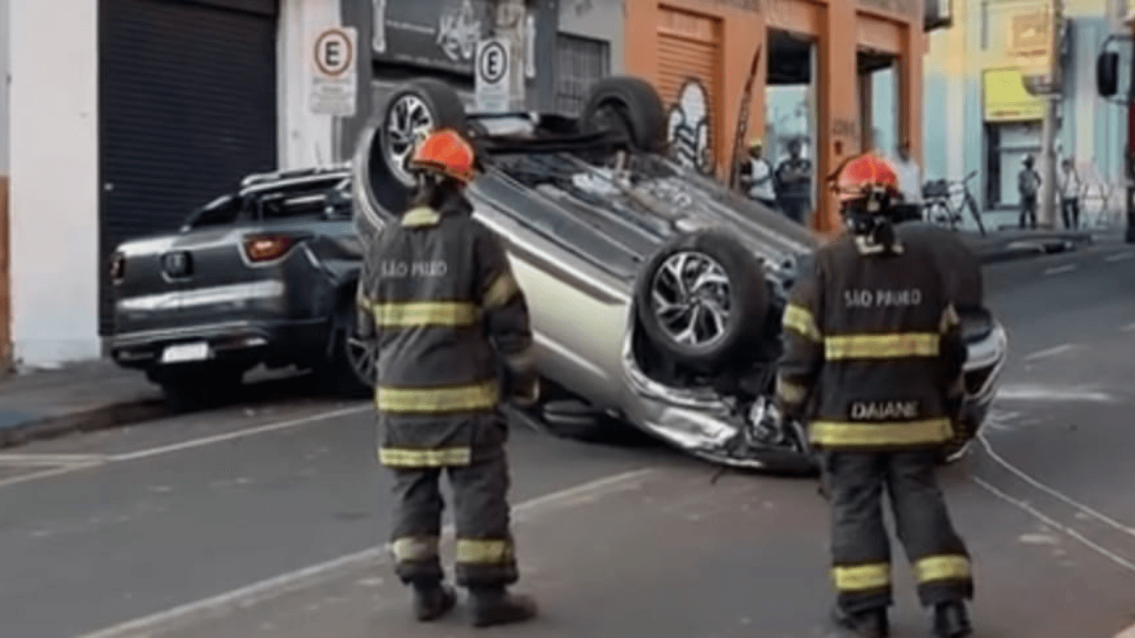 Motorista perde controle da direção e capota veículo em Rio Preto