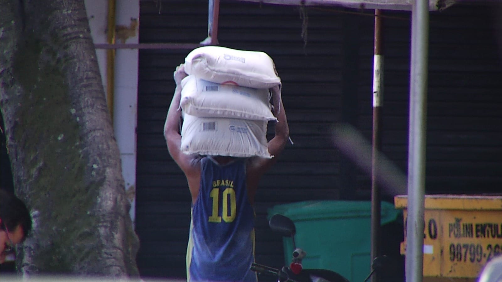 Taxa da farinha: tráfico cria "central de distribuição de alimentos" em favelas da Zona Norte