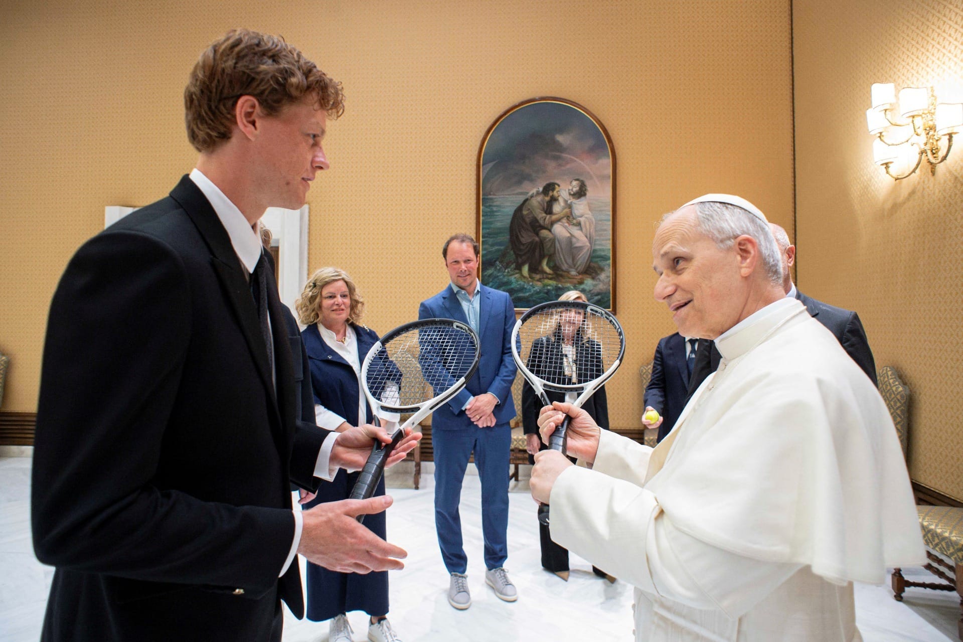 Papa Leão XIV encontra Sinner, tenista nº 1 do mundo, e recebe convite para jogar