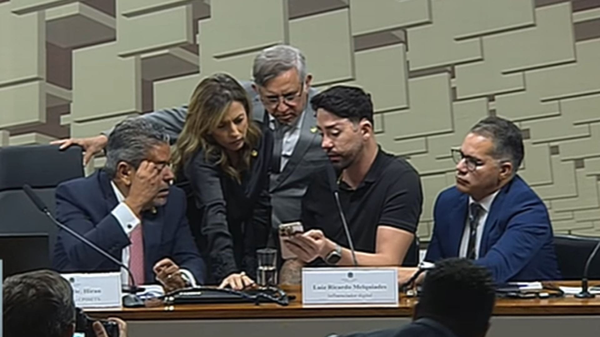 Rico Melquíades mostra para senadores como funciona 'Jogo do Tigrinho' na CPI das Bets