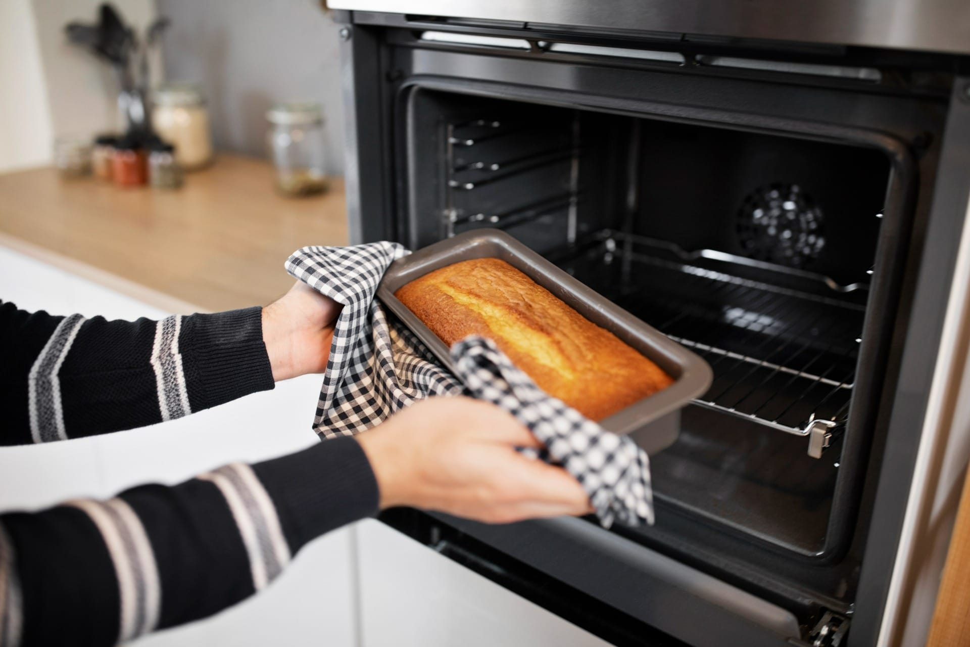 O forno elétrico pode ser de embutir ou de bancada. / Foto: Freepik