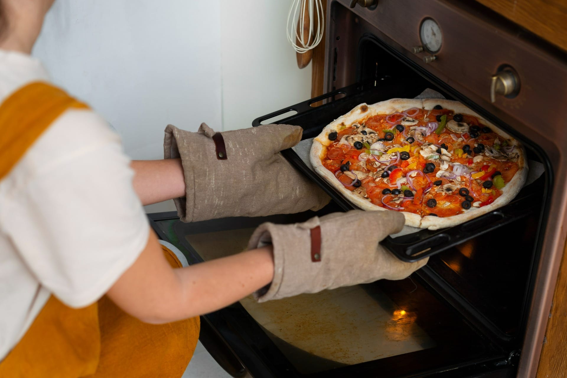 O forno a gás é tradicional e gasta menos energia quando comparado ao elétrico. / Foto: Freepik