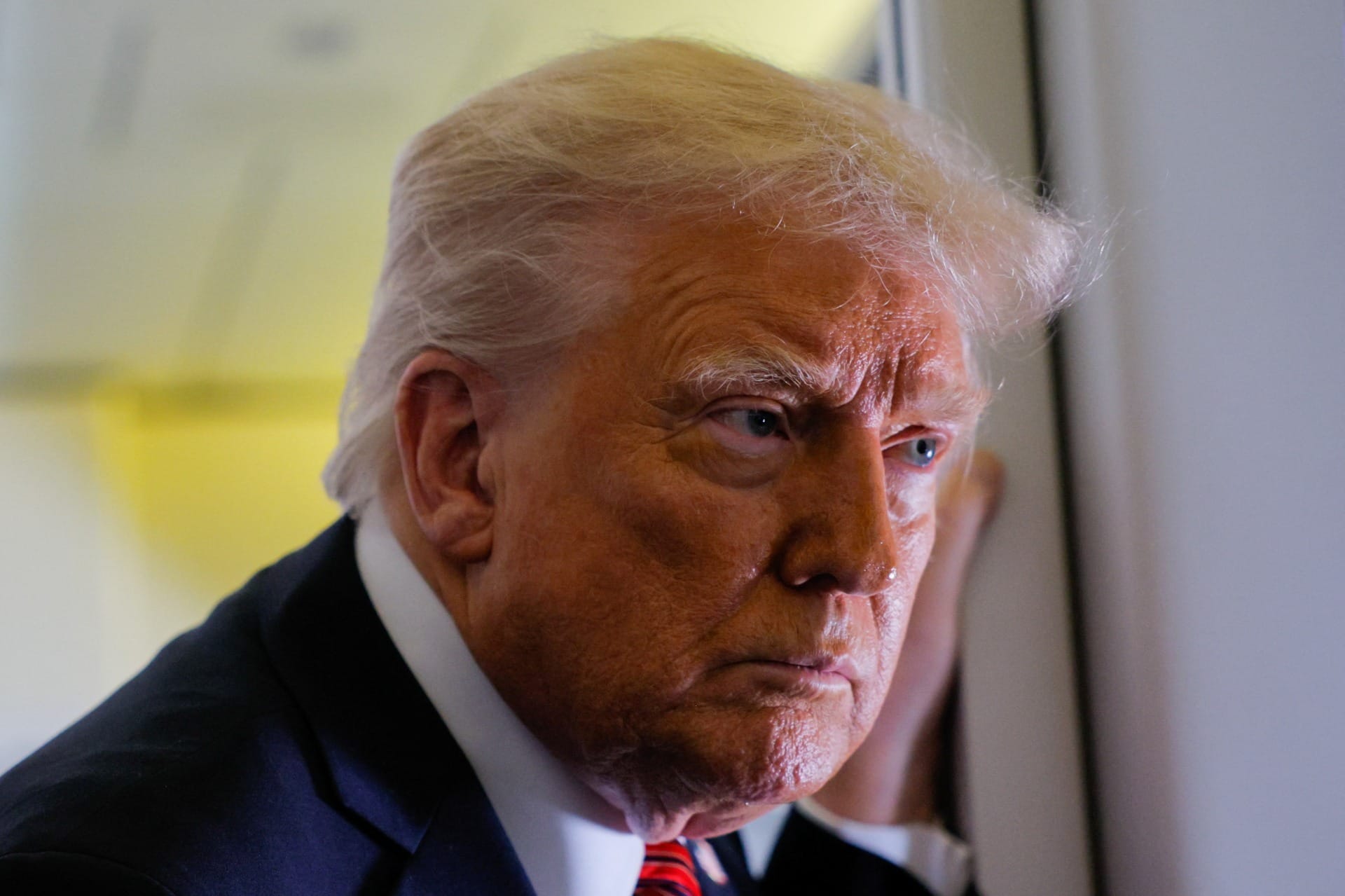 Trump critica Putin, promete armas à Ucrânia e avalia sanções à Rússia